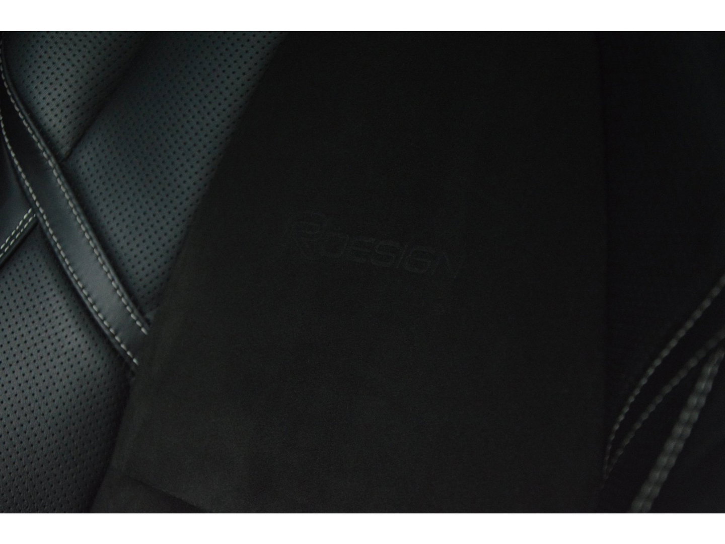 Volvo XC60 T5 R-Design | Bowers & Wilkins | Panoramadak | Trekhaak | Stoel + Stuur Verwarmd | Camera | Dealer Onderhouden |