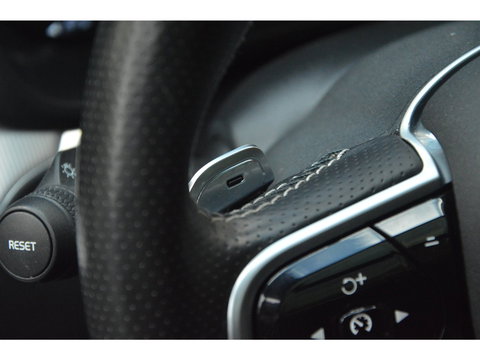 Volvo XC60 T5 R-Design | Bowers & Wilkins | Panoramadak | Trekhaak | Stoel + Stuur Verwarmd | Camera | Dealer Onderhouden |