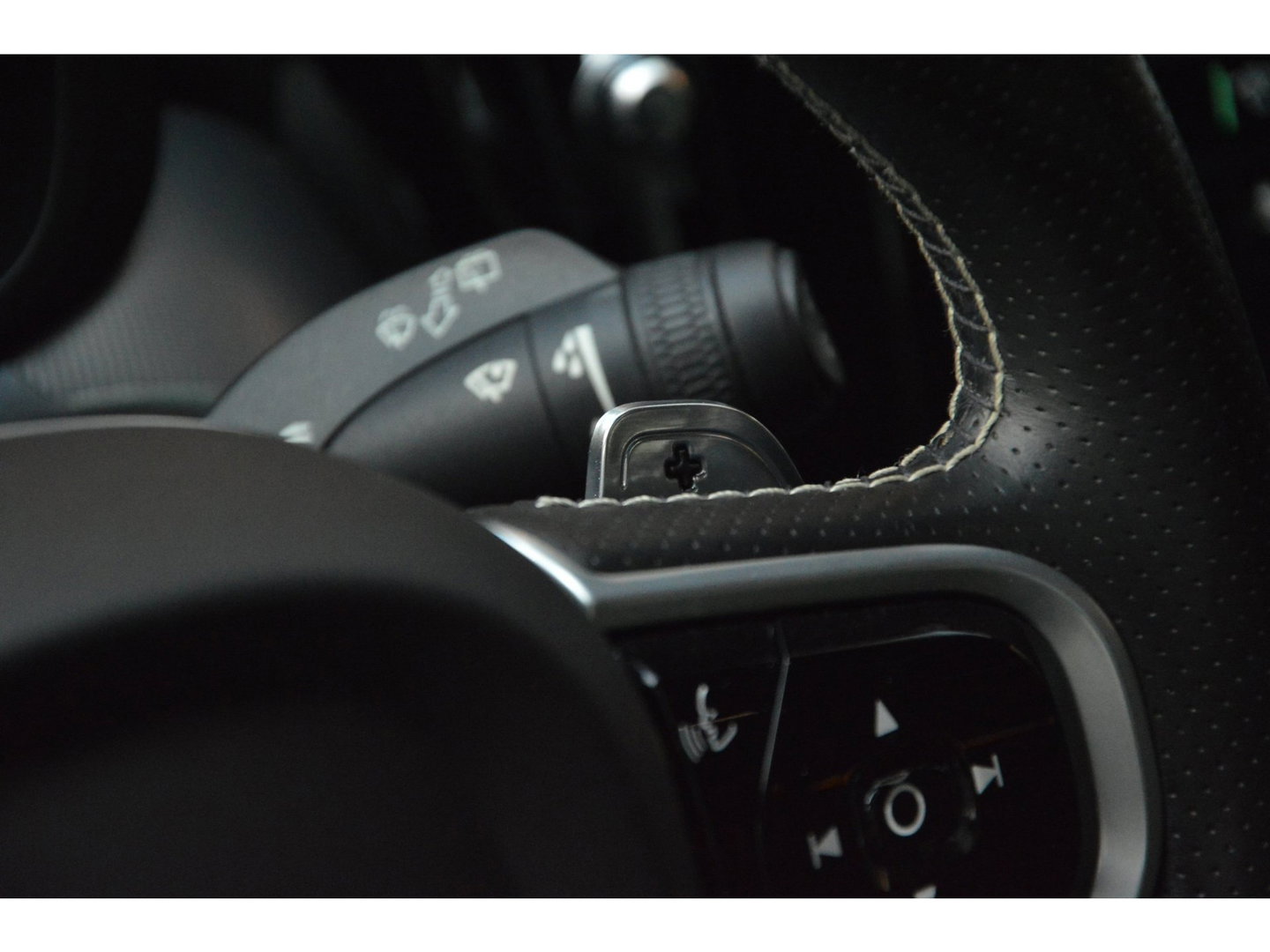 Volvo XC60 T5 R-Design | Bowers & Wilkins | Panoramadak | Trekhaak | Stoel + Stuur Verwarmd | Camera | Dealer Onderhouden |
