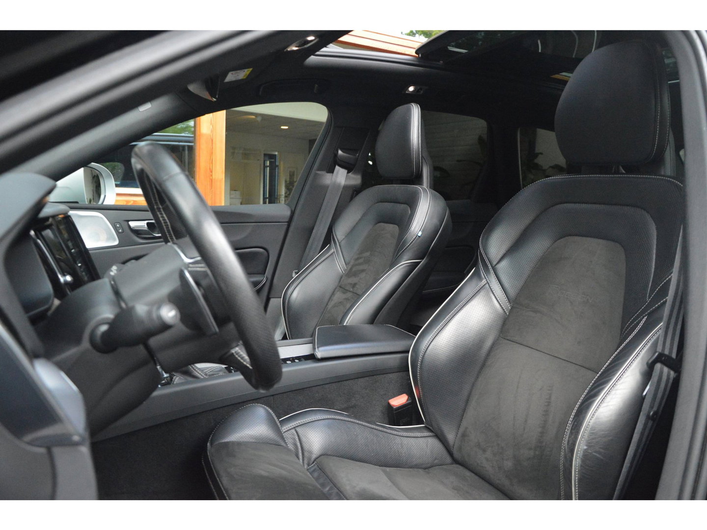Volvo XC60 T5 R-Design | Bowers & Wilkins | Panoramadak | Trekhaak | Stoel + Stuur Verwarmd | Camera | Dealer Onderhouden |