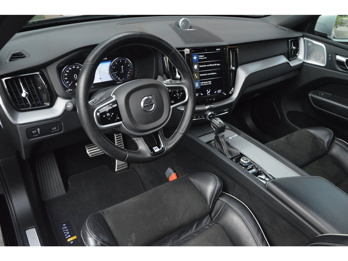 Volvo XC60 T5 R-Design | Bowers & Wilkins | Panoramadak | Trekhaak | Stoel + Stuur Verwarmd | Camera | Dealer Onderhouden |