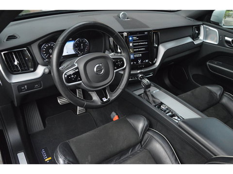 Volvo XC60 T5 R-Design | Bowers & Wilkins | Panoramadak | Trekhaak | Stoel + Stuur Verwarmd | Camera | Dealer Onderhouden |