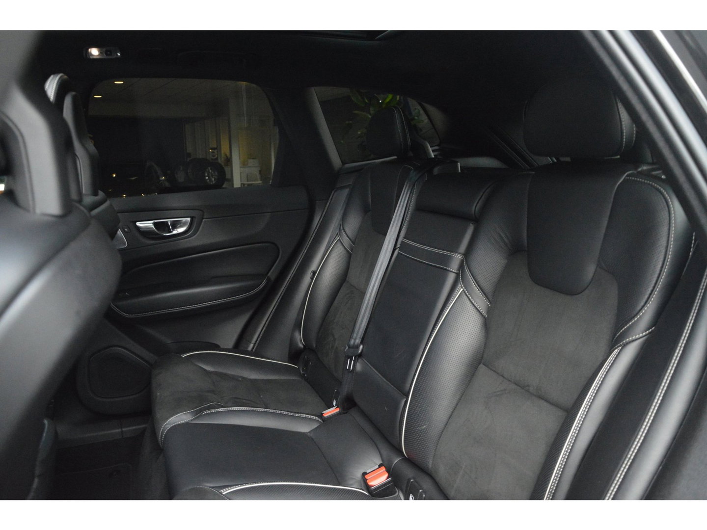 Volvo XC60 T5 R-Design | Bowers & Wilkins | Panoramadak | Trekhaak | Stoel + Stuur Verwarmd | Camera | Dealer Onderhouden |