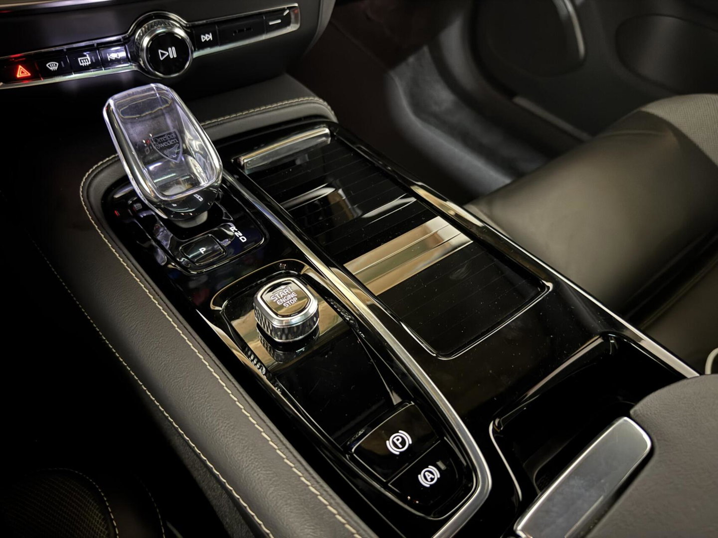 Volvo V60 2.0 T8 Plug-in hybrid AWD Polestar Engineered B&W