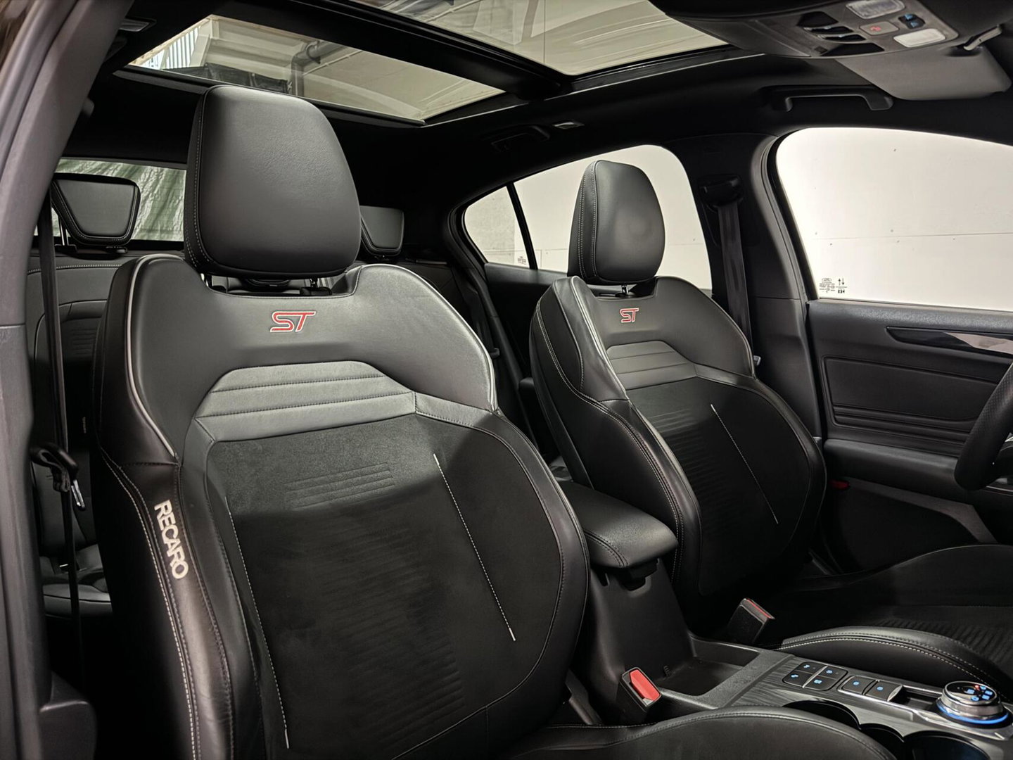 Ford Focus 2.3 EcoBoost ST-3 Pano Camera Recaro Navi Stoelv