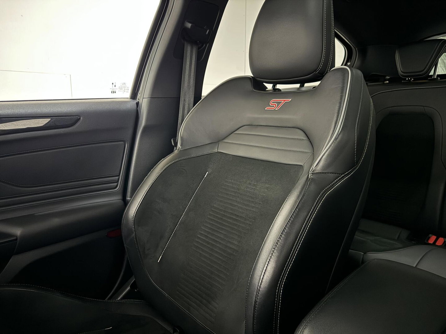 Ford Focus 2.3 EcoBoost ST-3 Pano Camera Recaro Navi Stoelv