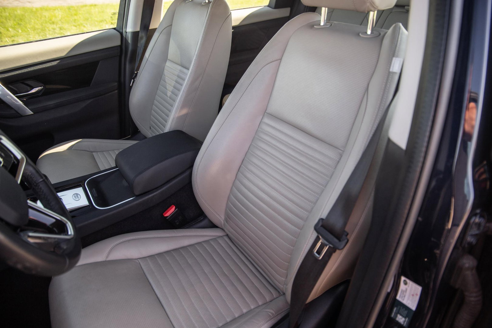 Land Rover Discovery Sport P300e 1.5 SE CARPLAY / TREKHAAK / CREME LEDER / DEALER ONDERHOUDEN / 360 CAMERA