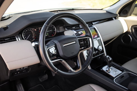 Land Rover Discovery Sport P300e 1.5 SE CARPLAY / TREKHAAK / CREME LEDER / DEALER ONDERHOUDEN / 360 CAMERA