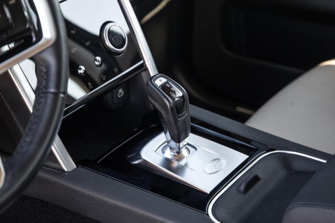Land Rover Discovery Sport P300e 1.5 SE CARPLAY / TREKHAAK / CREME LEDER / DEALER ONDERHOUDEN / 360 CAMERA