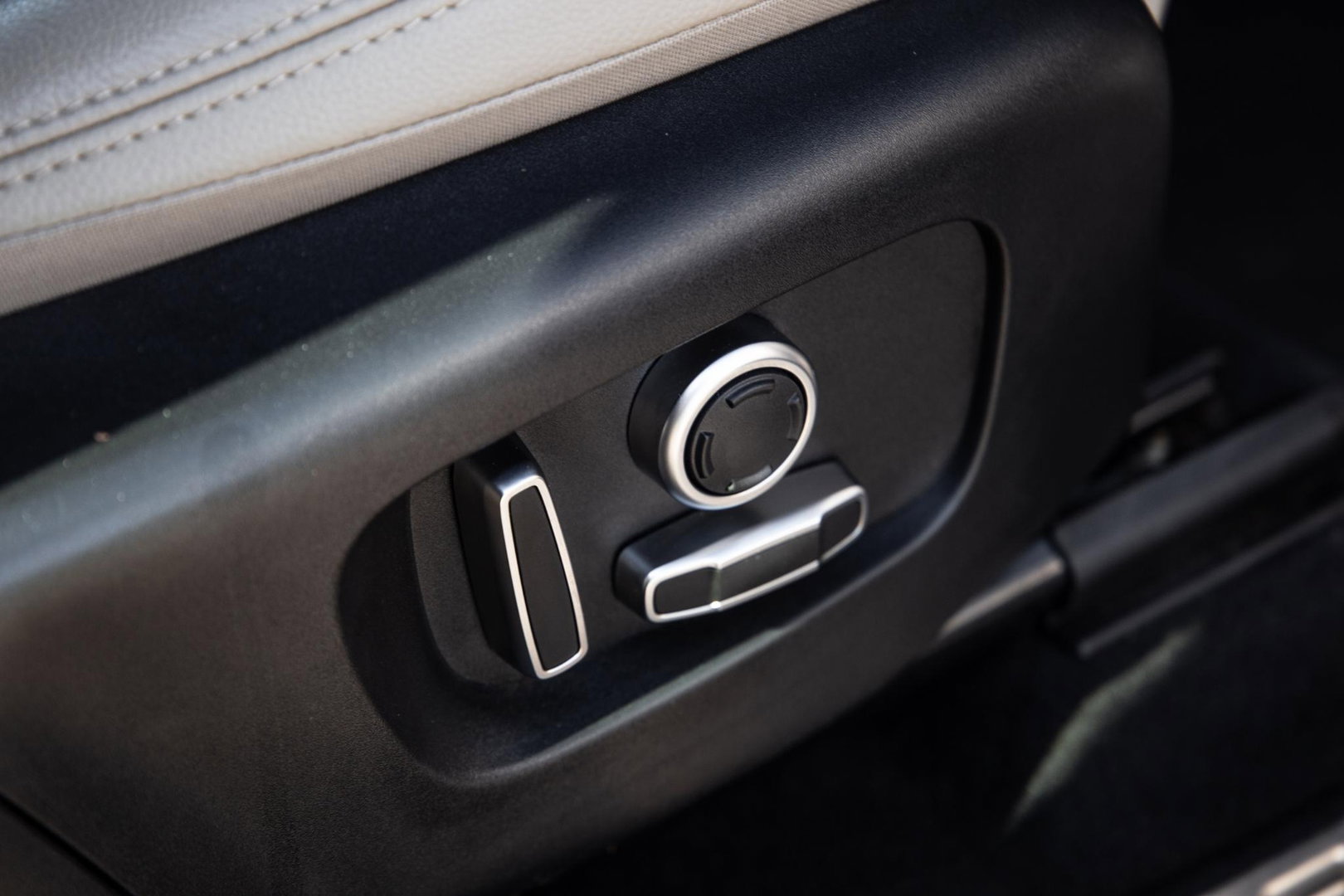 Land Rover Discovery Sport P300e 1.5 SE CARPLAY / TREKHAAK / CREME LEDER / DEALER ONDERHOUDEN / 360 CAMERA