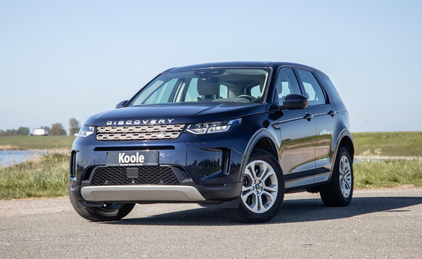 Land Rover Discovery Sport P300e 1.5 SE CARPLAY / TREKHAAK / CREME LEDER / DEALER ONDERHOUDEN / 360 CAMERA