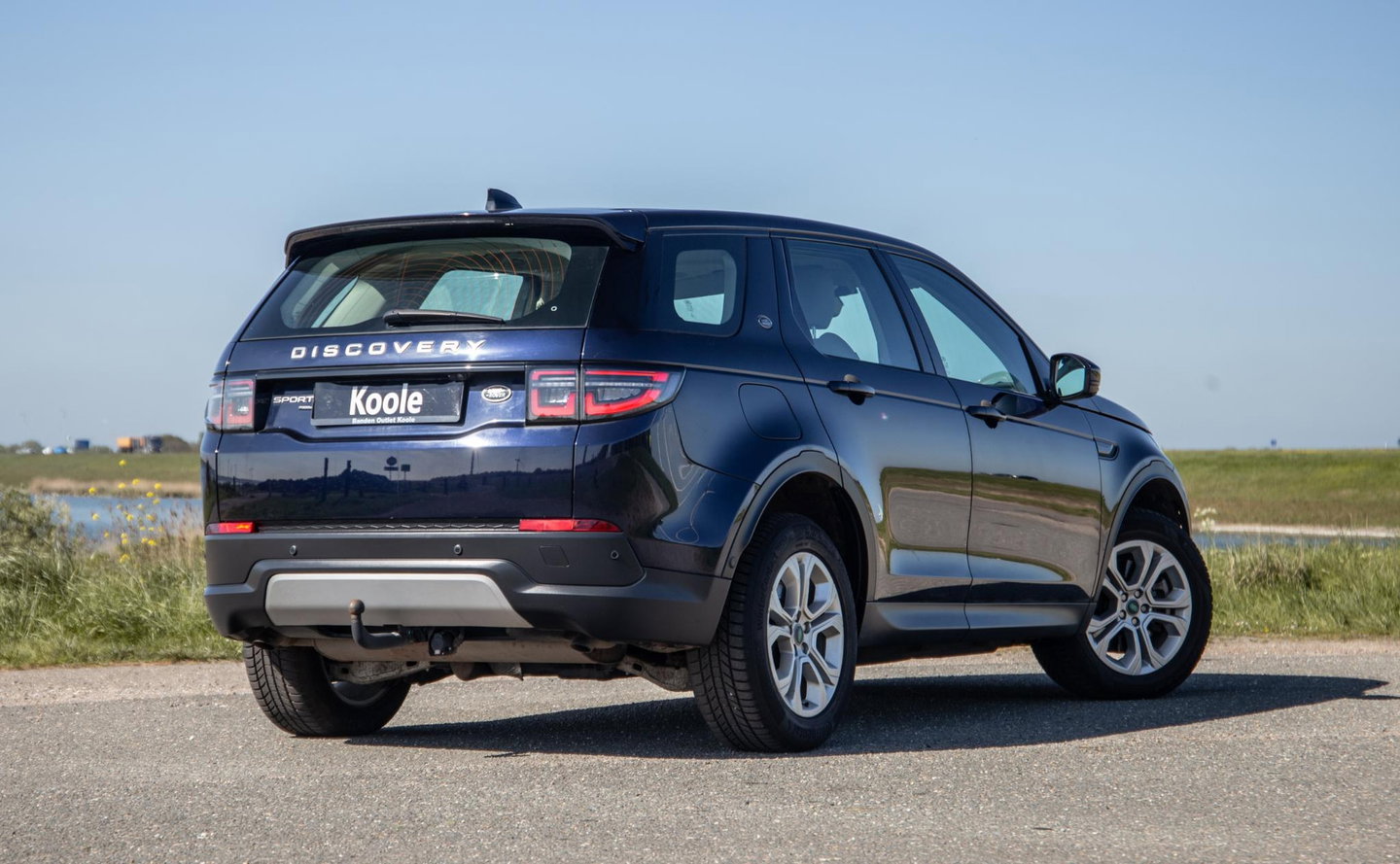 Land Rover Discovery Sport P300e 1.5 SE CARPLAY / TREKHAAK / CREME LEDER / DEALER ONDERHOUDEN / 360 CAMERA