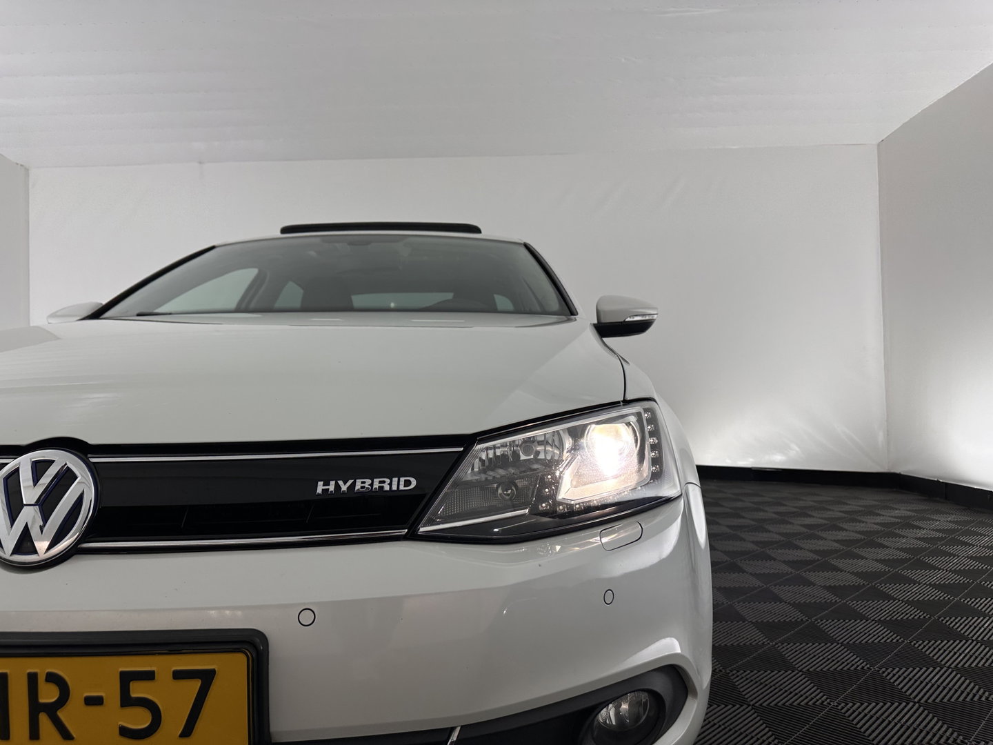 Volkswagen Jetta 1.4 TSI Hybrid Highline Aut. *PANO | XENON | NAVI-FULLMAP | HEATED-COMFORTSEATS | PRIVACY-GLASS | SHIFTPADDLES |  ECC | PDC | CRUISE | 17''ALU*