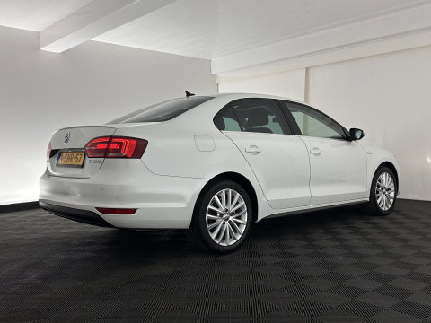 Volkswagen Jetta 1.4 TSI Hybrid Highline Aut. *PANO | XENON | NAVI-FULLMAP | HEATED-COMFORTSEATS | PRIVACY-GLASS | SHIFTPADDLES |  ECC | PDC | CRUISE | 17''ALU*