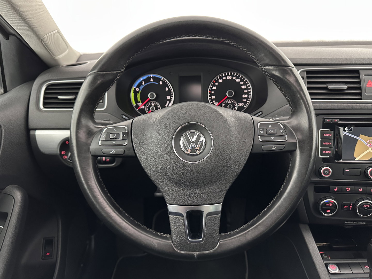 Volkswagen Jetta 1.4 TSI Hybrid Highline Aut. *PANO | XENON | NAVI-FULLMAP | HEATED-COMFORTSEATS | PRIVACY-GLASS | SHIFTPADDLES |  ECC | PDC | CRUISE | 17''ALU*