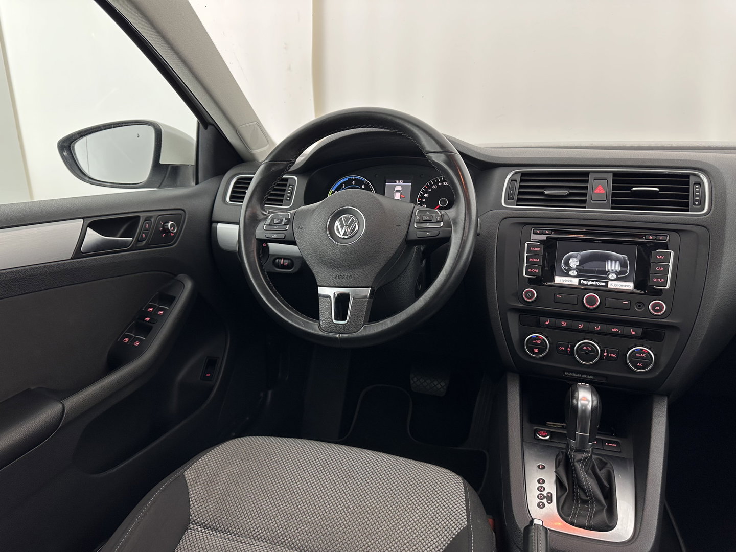 Volkswagen Jetta 1.4 TSI Hybrid Highline Aut. *PANO | XENON | NAVI-FULLMAP | HEATED-COMFORTSEATS | PRIVACY-GLASS | SHIFTPADDLES |  ECC | PDC | CRUISE | 17''ALU*