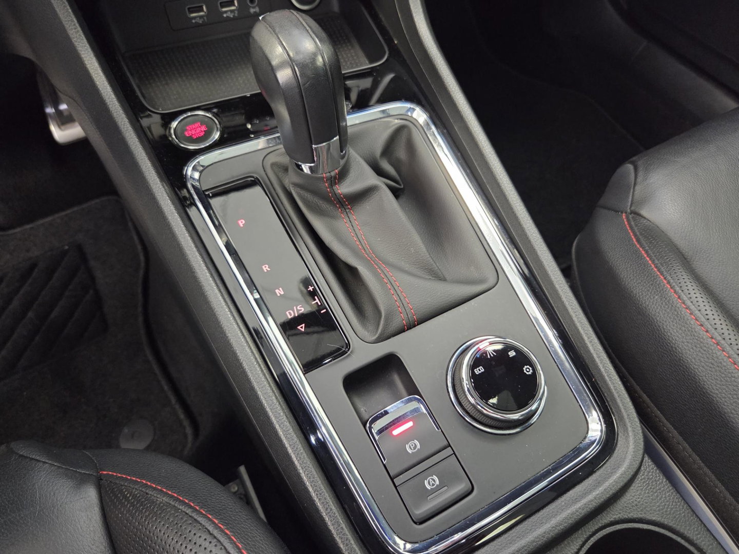 SEAT Ateca 1.5 TSI FR Business Intense Panoramadak Trekhaak Elektrisch Leder interieur