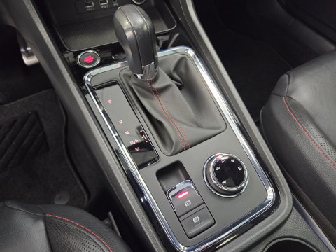 SEAT Ateca 1.5 TSI FR Business Intense Panoramadak Trekhaak Elektrisch Leder interieur