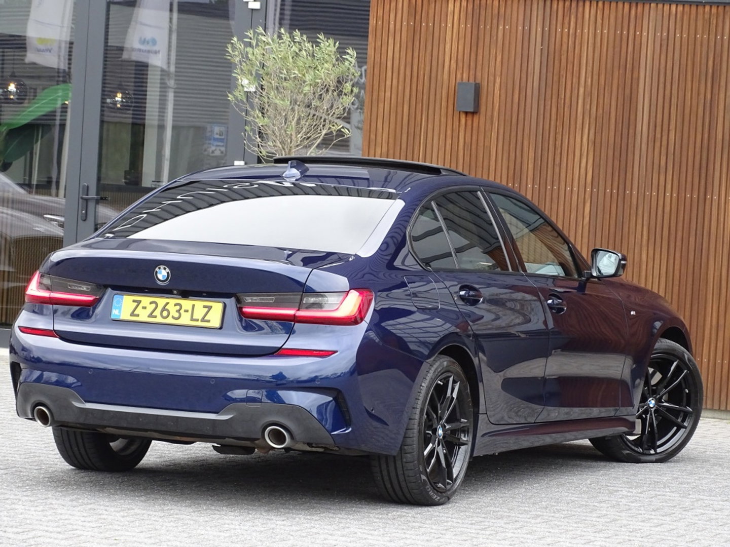 BMW 3-serie 330e High Executive / M-Sport / pano / Laser / 19"