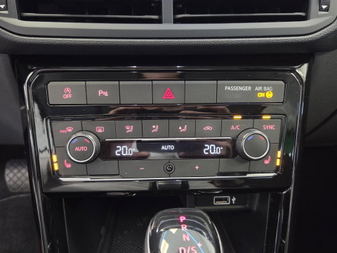 Volkswagen T-Cross 1.0 TSI Style Business R VCP Stoelverwarming Navigatie 24 Maanden garantie* (Vraag naar de voorwaarden)