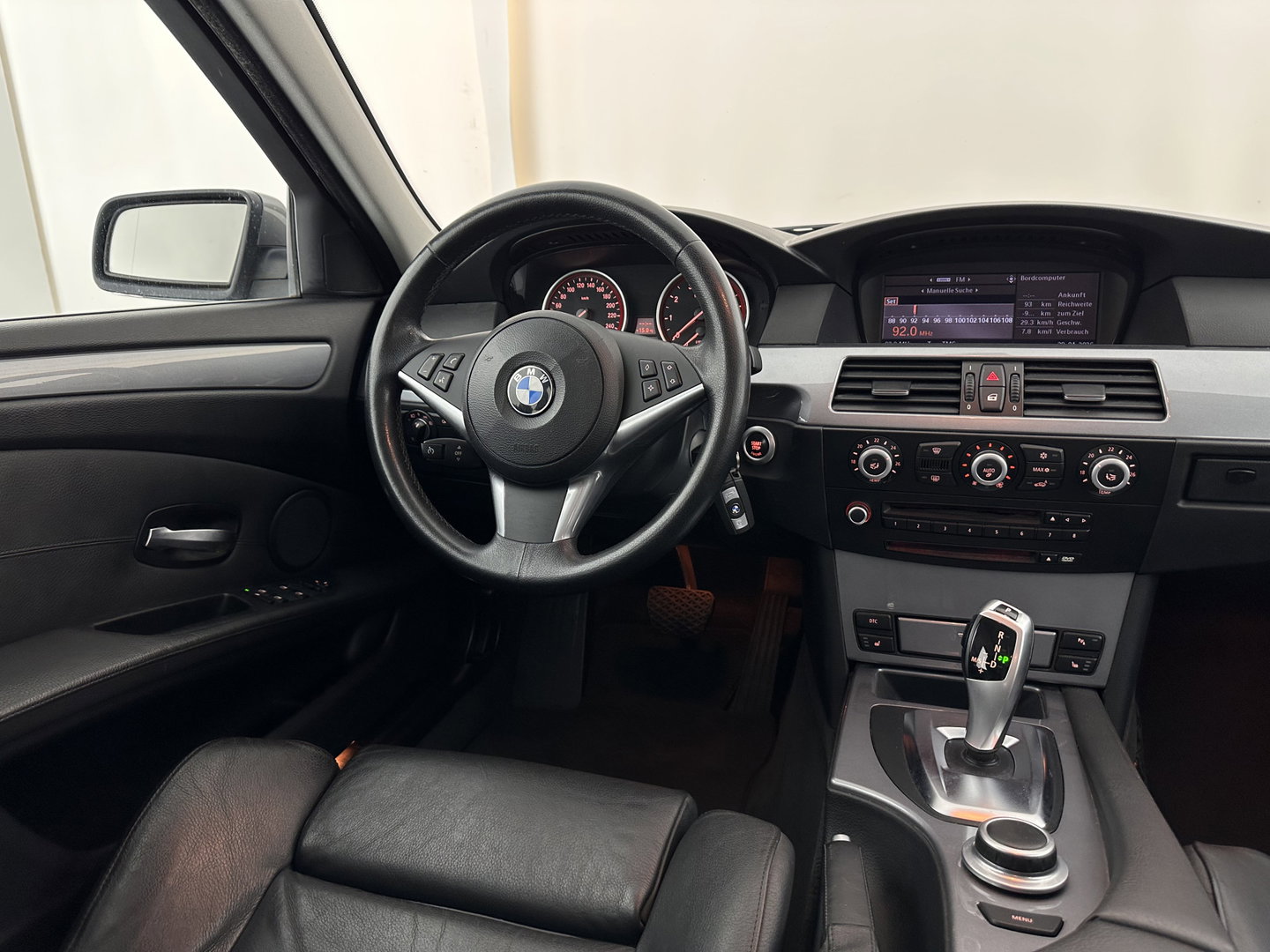 BMW 5 Serie Touring 525i Aut. *LEATHER | XENON | MEMORY-PACK | HEATED-SPORTSEATS | HIFI-SOUND | ECC | PDC | CRUISE | TOWBAR | 17''ALU*
