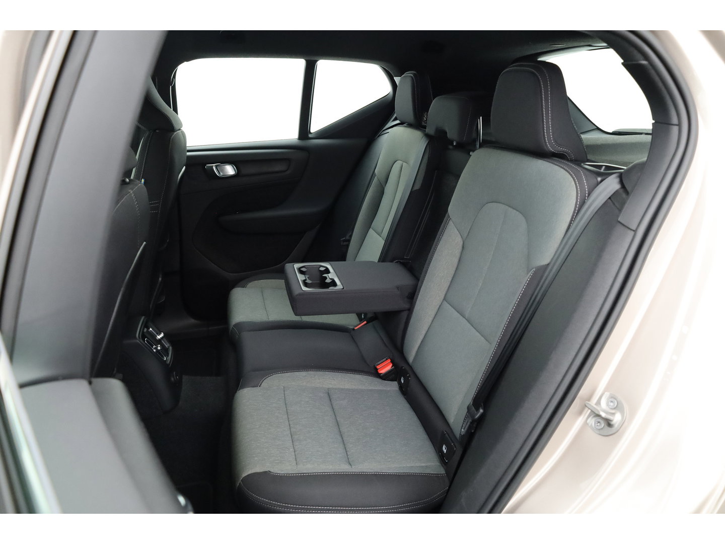 Volvo XC40 1.5 T4 Plug-in hybrid Plus Bright | Facelift | Elek. Trekhaak | H&K audio | memory stoelen | Carplay |