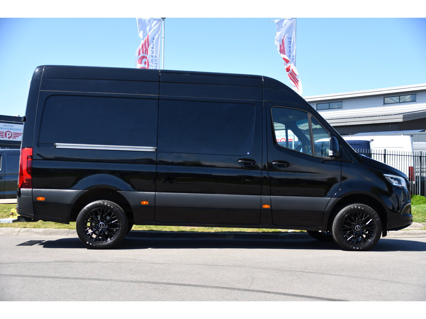 Mercedes-Benz Sprinter 319 1.9 CDI L2H2 RWD Black Edition Camera, Cruise, Carplay, LED, 190pk, Multimedia, Automaat, Geveerde stoel, Sensoren, Trekhaak, Uniek!