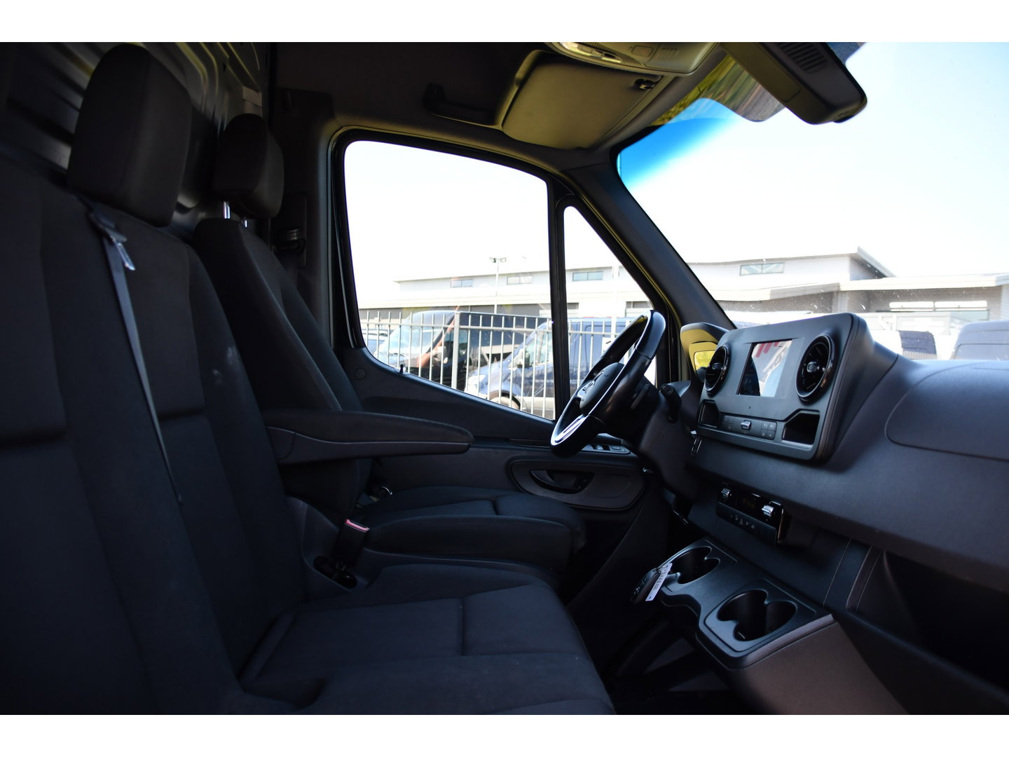 Mercedes-Benz Sprinter 319 1.9 CDI L2H2 RWD Black Edition Camera, Cruise, Carplay, LED, 190pk, Multimedia, Automaat, Geveerde stoel, Sensoren, Trekhaak, Uniek!