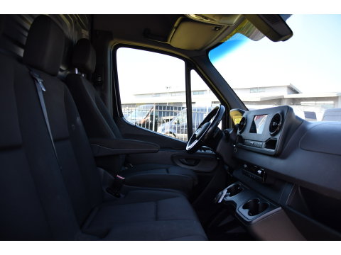 Mercedes-Benz Sprinter 319 1.9 CDI L2H2 RWD Black Edition Camera, Cruise, Carplay, LED, 190pk, Multimedia, Automaat, Geveerde stoel, Sensoren, Trekhaak, Uniek!