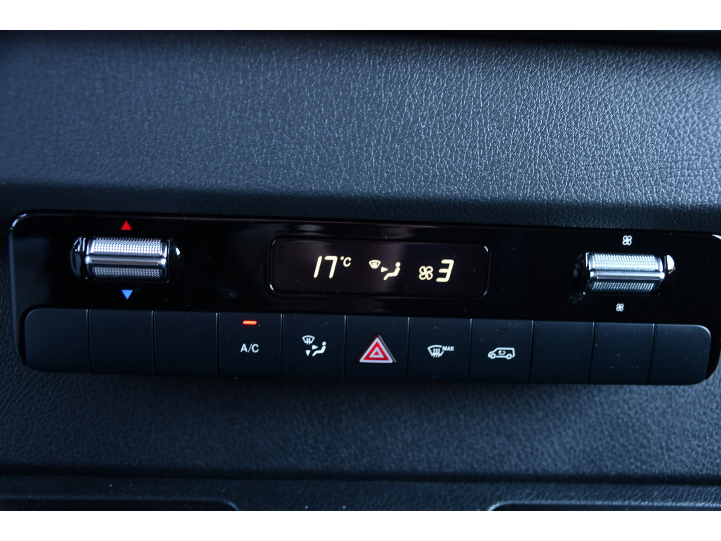 Mercedes-Benz Sprinter 319 1.9 CDI L2H2 RWD Black Edition Camera, Cruise, Carplay, LED, 190pk, Multimedia, Automaat, Geveerde stoel, Sensoren, Trekhaak, Uniek!
