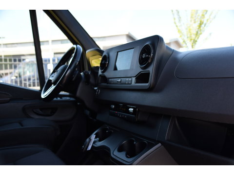 Mercedes-Benz Sprinter 319 1.9 CDI L2H2 RWD Black Edition Camera, Cruise, Carplay, LED, 190pk, Multimedia, Automaat, Geveerde stoel, Sensoren, Trekhaak, Uniek!