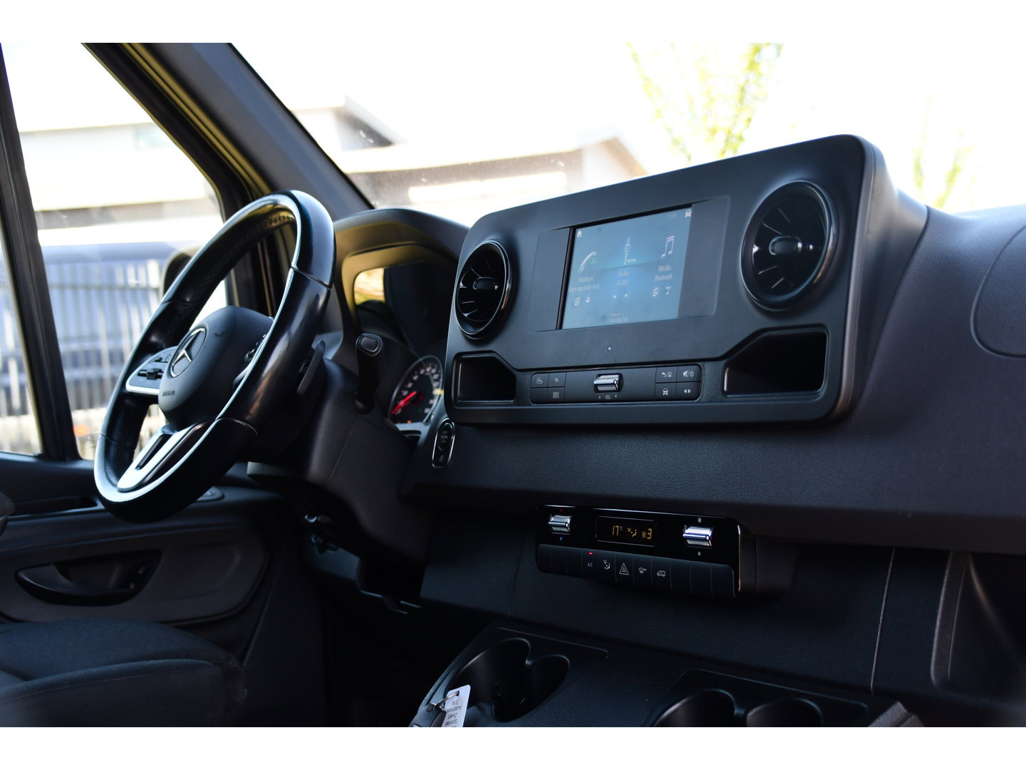 Mercedes-Benz Sprinter 319 1.9 CDI L2H2 RWD Black Edition Camera, Cruise, Carplay, LED, 190pk, Multimedia, Automaat, Geveerde stoel, Sensoren, Trekhaak, Uniek!