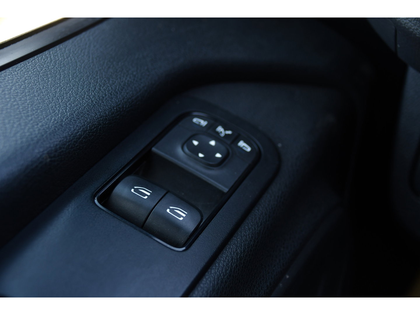 Mercedes-Benz Sprinter 319 1.9 CDI L2H2 RWD Black Edition Camera, Cruise, Carplay, LED, 190pk, Multimedia, Automaat, Geveerde stoel, Sensoren, Trekhaak, Uniek!