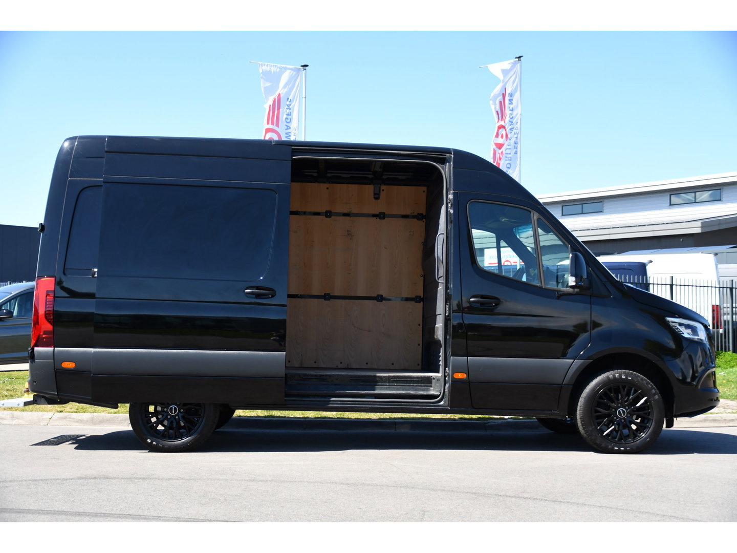 Mercedes-Benz Sprinter 319 1.9 CDI L2H2 RWD Black Edition Camera, Cruise, Carplay, LED, 190pk, Multimedia, Automaat, Geveerde stoel, Sensoren, Trekhaak, Uniek!