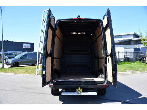 Mercedes-Benz Sprinter 319 1.9 CDI L2H2 RWD Black Edition Camera, Cruise, Carplay, LED, 190pk, Multimedia, Automaat, Geveerde stoel, Sensoren, Trekhaak, Uniek!