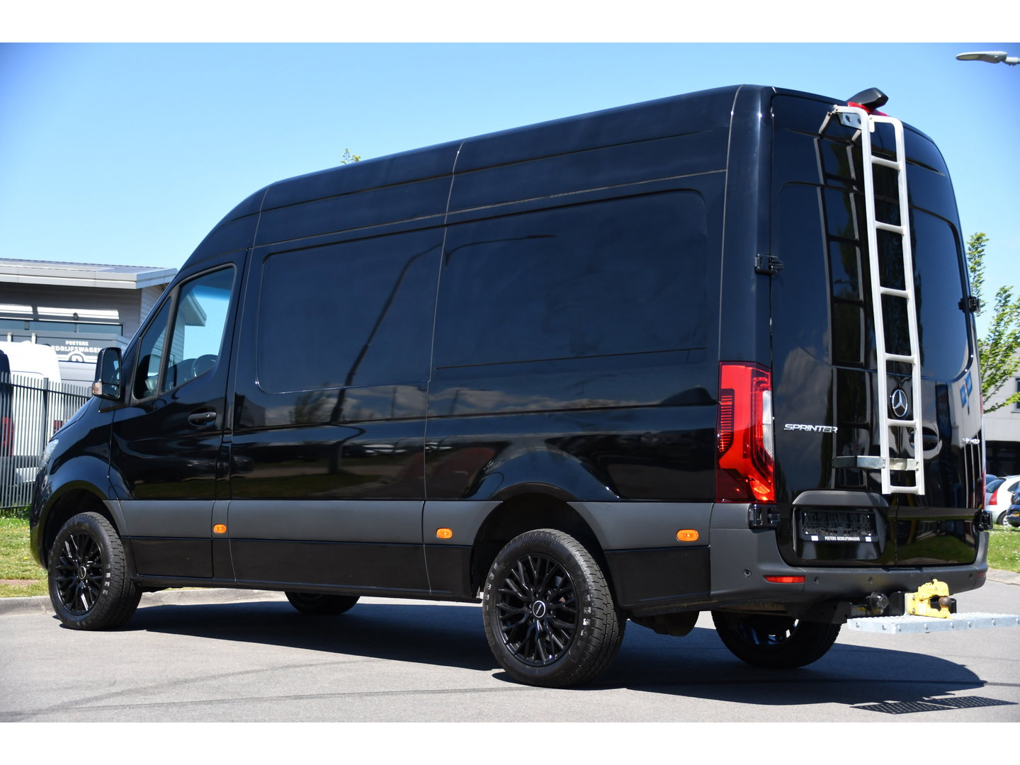 Mercedes-Benz Sprinter 319 1.9 CDI L2H2 RWD Black Edition Camera, Cruise, Carplay, LED, 190pk, Multimedia, Automaat, Geveerde stoel, Sensoren, Trekhaak, Uniek!