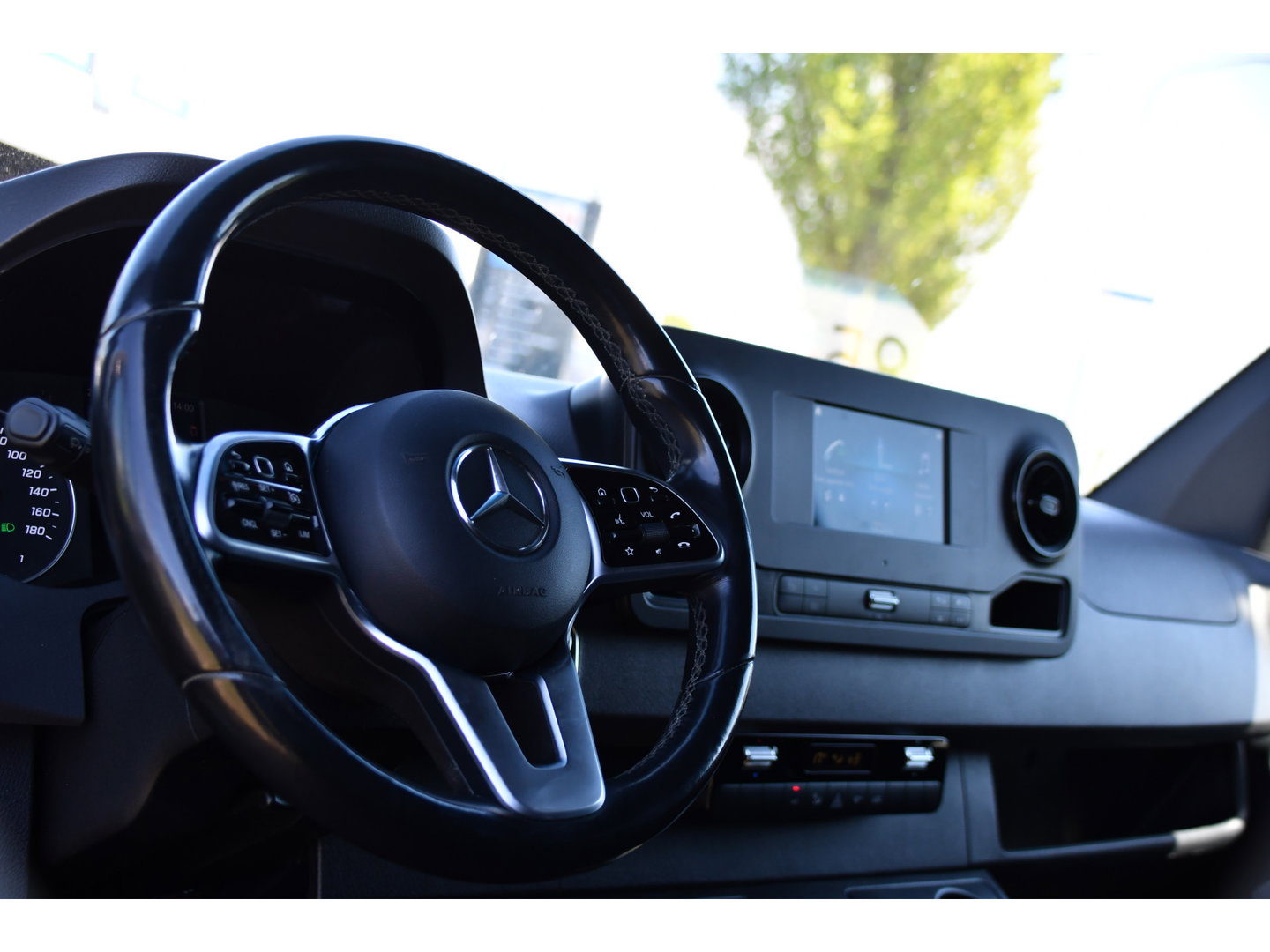 Mercedes-Benz Sprinter 319 1.9 CDI L2H2 RWD Black Edition Camera, Cruise, Carplay, LED, 190pk, Multimedia, Automaat, Geveerde stoel, Sensoren, Trekhaak, Uniek!