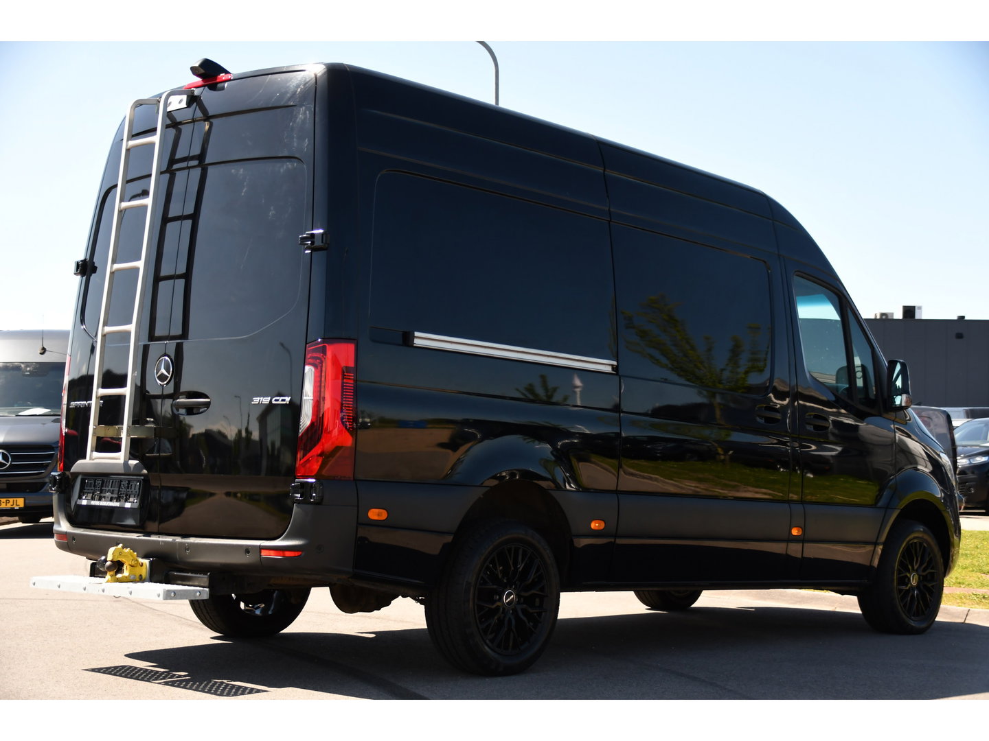 Mercedes-Benz Sprinter 319 1.9 CDI L2H2 RWD Black Edition Camera, Cruise, Carplay, LED, 190pk, Multimedia, Automaat, Geveerde stoel, Sensoren, Trekhaak, Uniek!