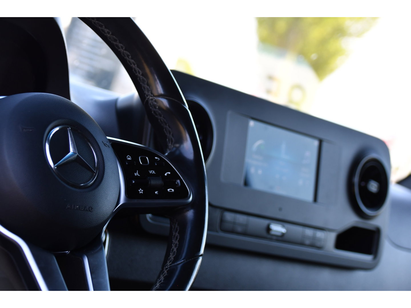 Mercedes-Benz Sprinter 319 1.9 CDI L2H2 RWD Black Edition Camera, Cruise, Carplay, LED, 190pk, Multimedia, Automaat, Geveerde stoel, Sensoren, Trekhaak, Uniek!