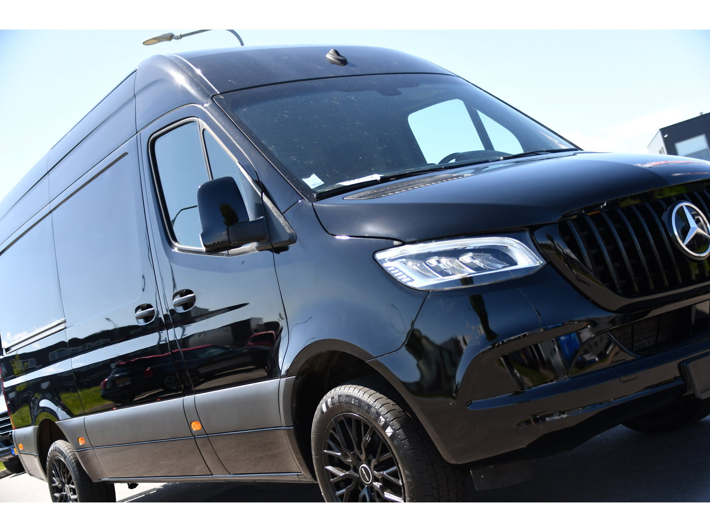 Mercedes-Benz Sprinter 319 1.9 CDI L2H2 RWD Black Edition Camera, Cruise, Carplay, LED, 190pk, Multimedia, Automaat, Geveerde stoel, Sensoren, Trekhaak, Uniek!