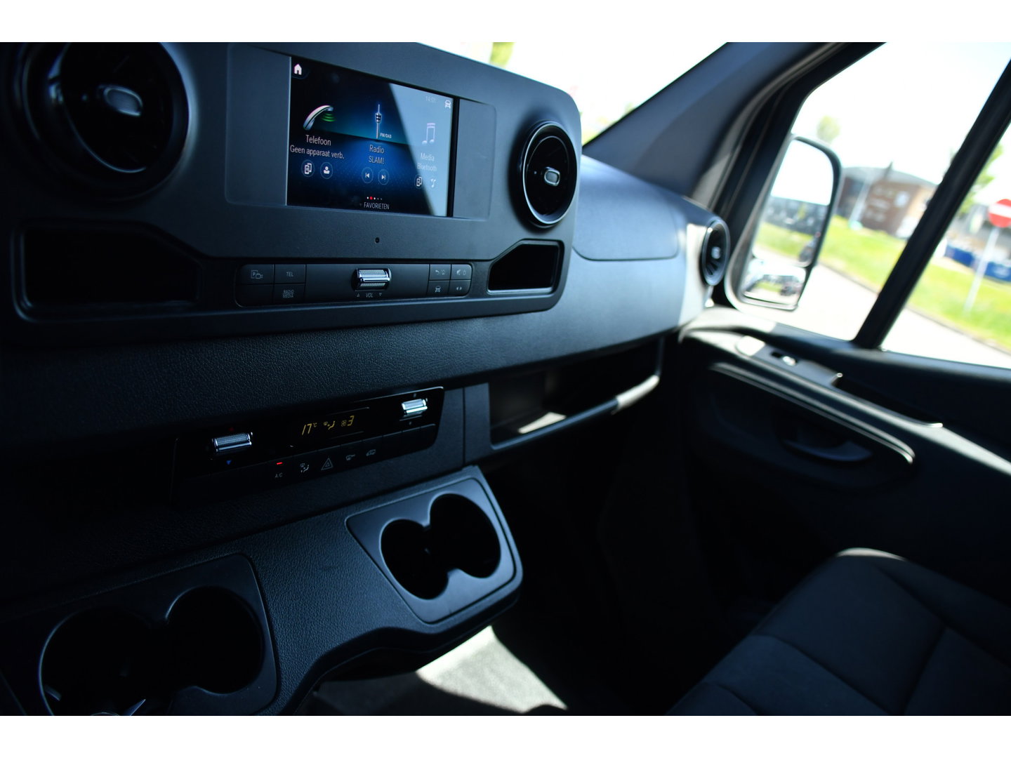 Mercedes-Benz Sprinter 319 1.9 CDI L2H2 RWD Black Edition Camera, Cruise, Carplay, LED, 190pk, Multimedia, Automaat, Geveerde stoel, Sensoren, Trekhaak, Uniek!