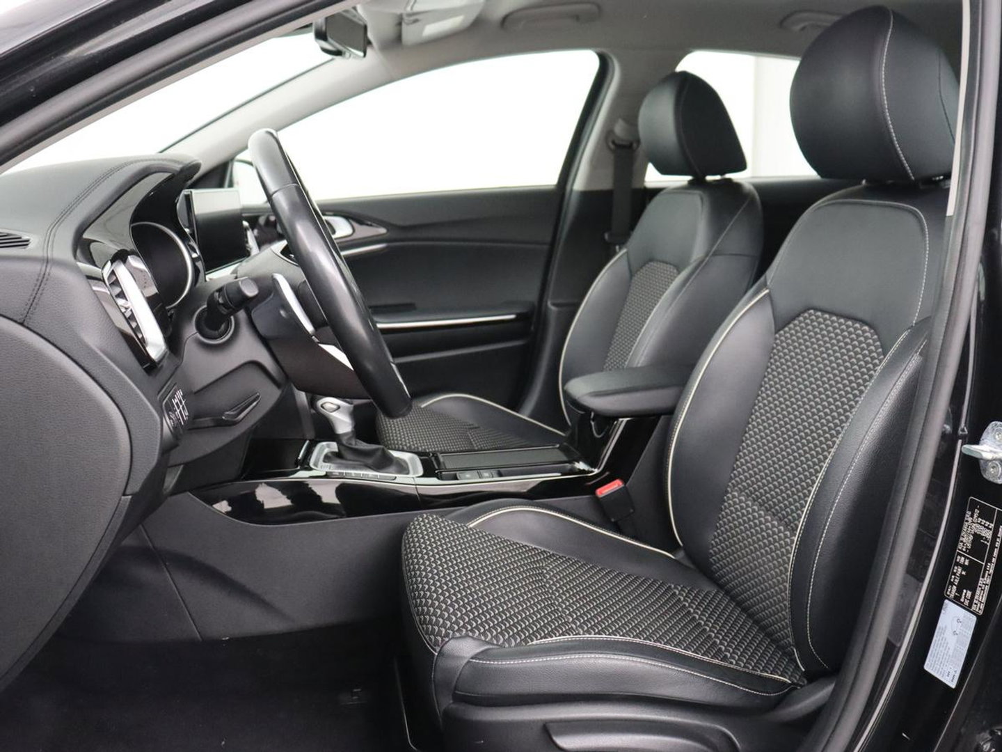 Kia Xceed 1.6 GDi PHEV DynamicLine | Carplay | Keyless | Half leder | Navigatie | Full LED | Parkeerhulp | Climate control | Bluetooth | Cruise control | Plug In