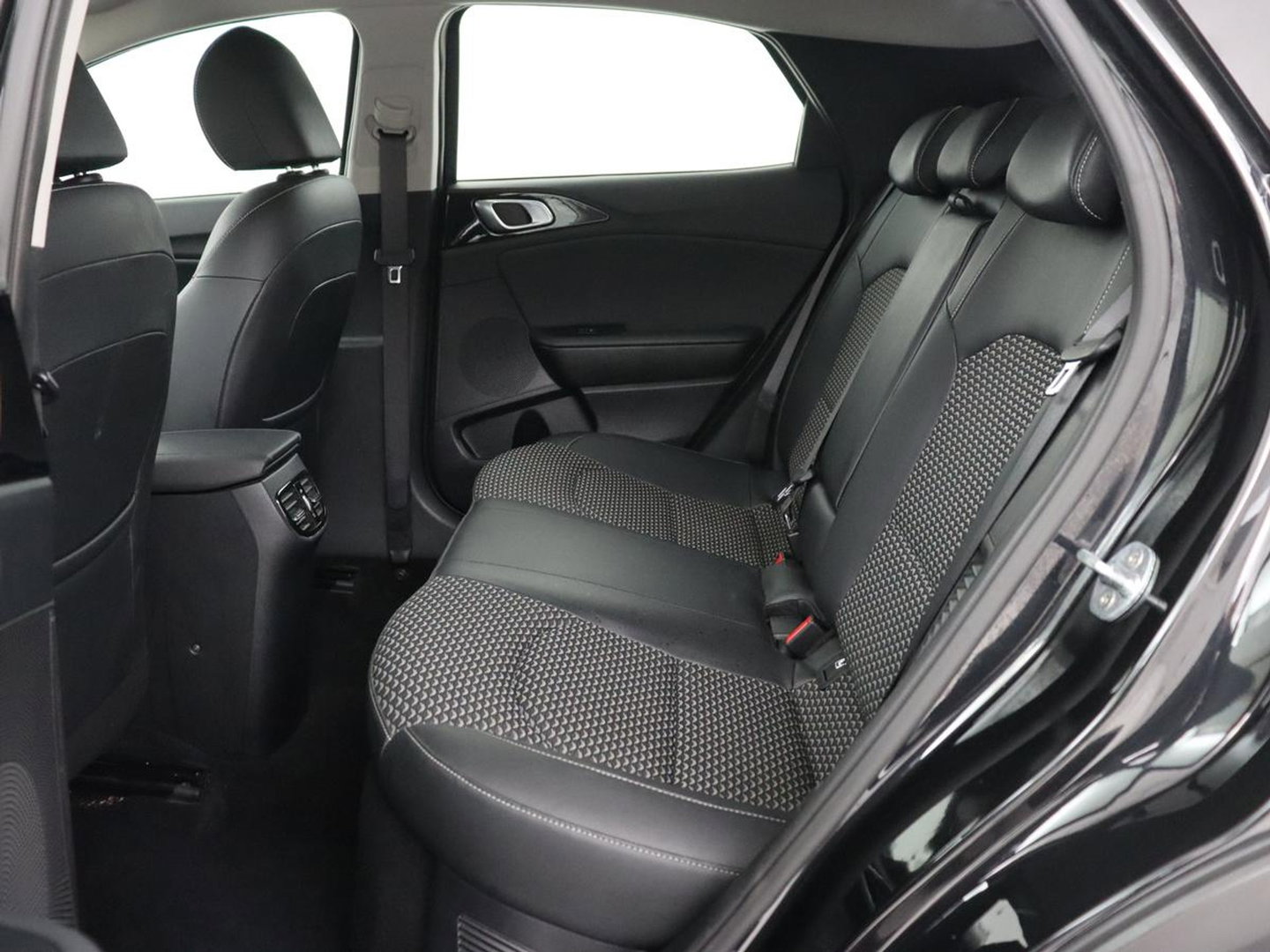 Kia Xceed 1.6 GDi PHEV DynamicLine | Carplay | Keyless | Half leder | Navigatie | Full LED | Parkeerhulp | Climate control | Bluetooth | Cruise control | Plug In