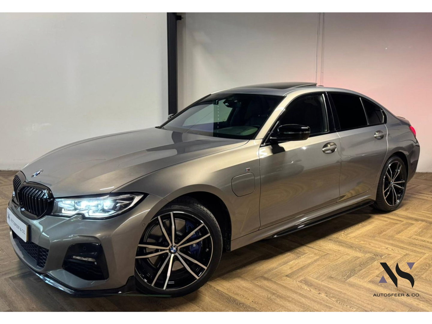 BMW 3-serie 330e M-PAKKET PANO KEYLESS CAM