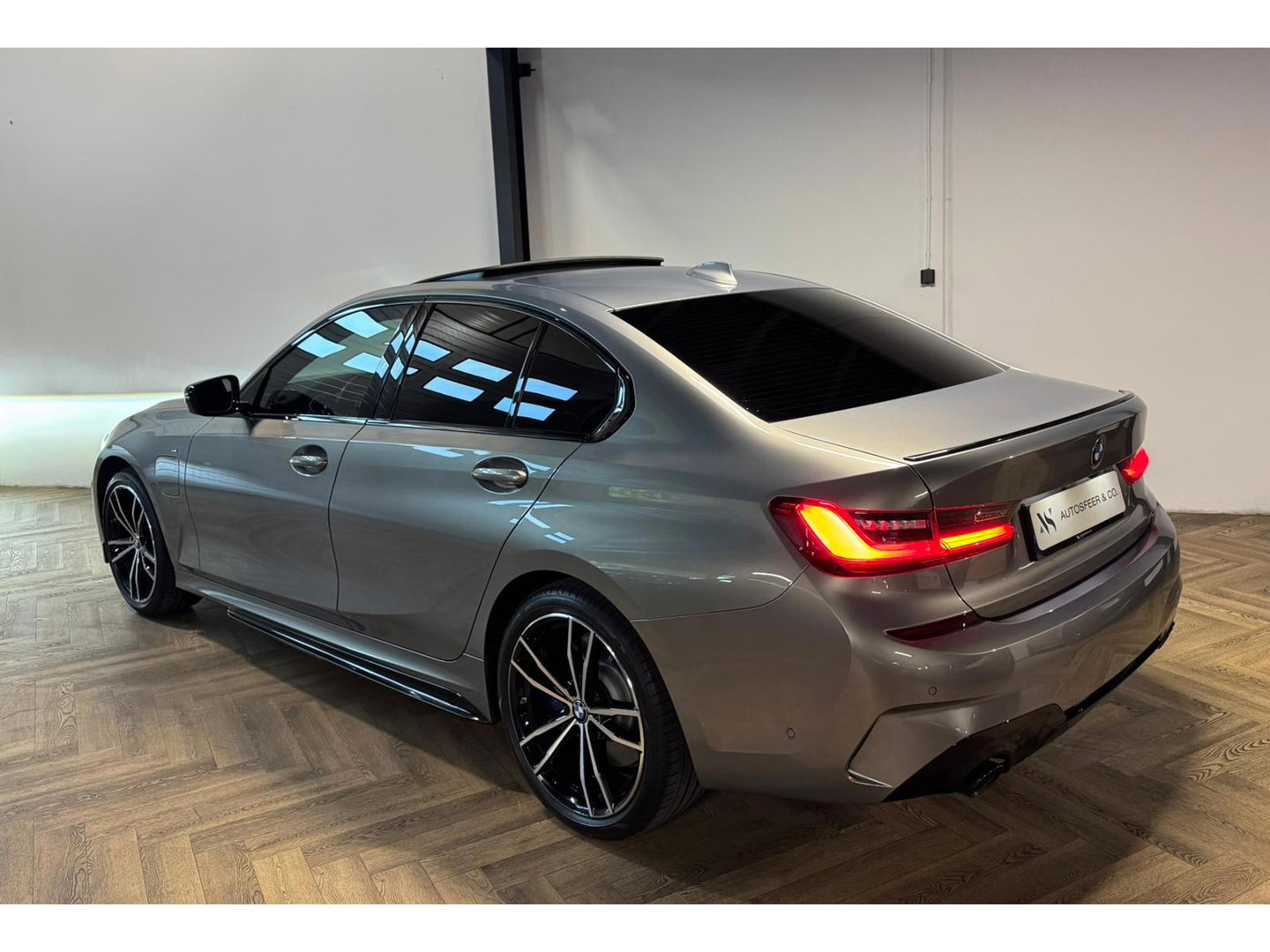 BMW 3-serie 330e M-PAKKET PANO KEYLESS CAM