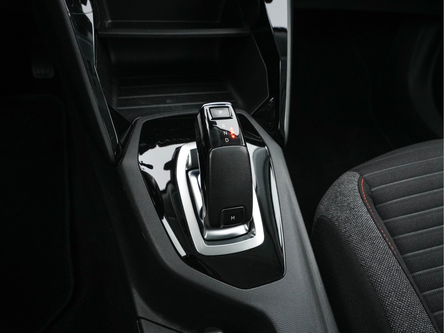 Peugeot 2008 1.2 PureTech Blue Lease Active (INCL-BTW) Aut. *FULL-LED | NAVI-FULLMAP | DIGI-COCKPIT | HEATED-SPORTSEATS | CAMERA | SHIFTPADDLES | ECC | PDC | CRUISE | CARPLAY  | TOWBAR | 16"ALU*