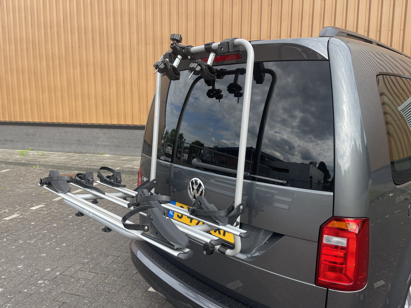 Volkswagen Caddy | Beach | Parkeersensoren | Stoelverwarming | Navigatie | 5 Persoons | Airconditioning | Fietsendrager | Lichtmetaal 16'' |