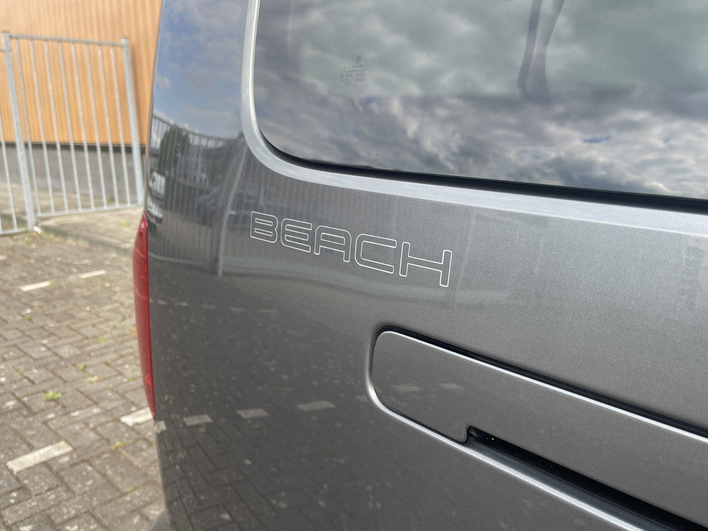 Volkswagen Caddy | Beach | Parkeersensoren | Stoelverwarming | Navigatie | 5 Persoons | Airconditioning | Fietsendrager | Lichtmetaal 16'' |