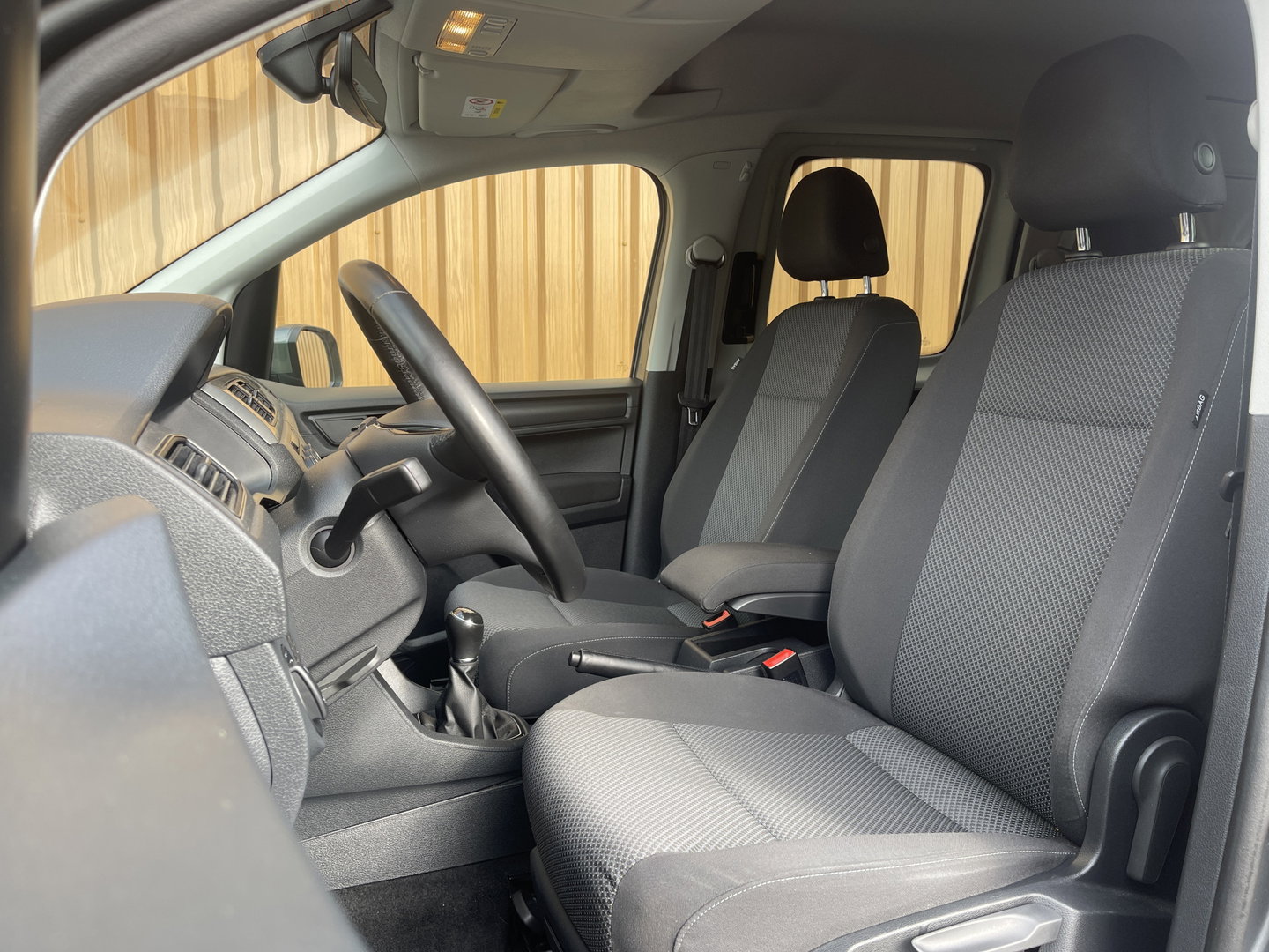 Volkswagen Caddy | Beach | Parkeersensoren | Stoelverwarming | Navigatie | 5 Persoons | Airconditioning | Fietsendrager | Lichtmetaal 16'' |