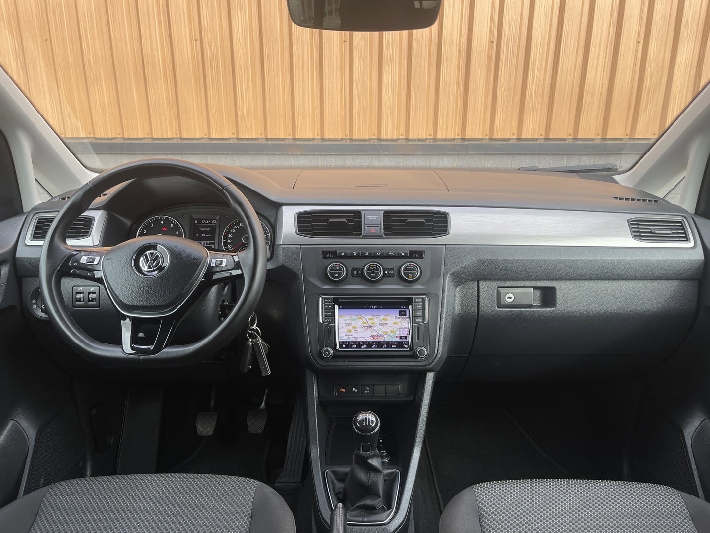 Volkswagen Caddy | Beach | Parkeersensoren | Stoelverwarming | Navigatie | 5 Persoons | Airconditioning | Fietsendrager | Lichtmetaal 16'' |